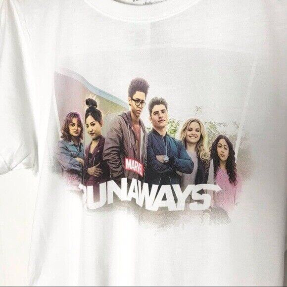 3/$20 Her Universe NWT Marvel "Runaways" Women's Junior Large Graphic T-Shirt - Picture 4 of 6